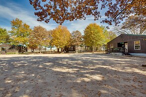 Reservoir & Dock Access: Pet-friendly Kerens Cabin