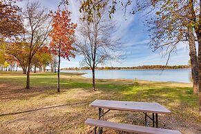 Reservoir & Dock Access: Pet-friendly Kerens Cabin