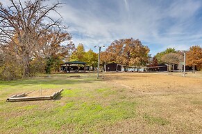 Reservoir & Dock Access: Pet-friendly Kerens Cabin