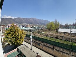 Seven Hills Hotel Srinagar