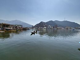 Seven Hills Hotel Srinagar