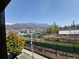Seven Hills Hotel Srinagar