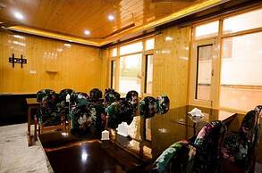 Seven Hills Hotel Srinagar