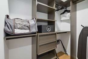 Breathtaking Studio with Bay & City View