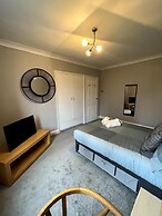 2 Bed Flat - 9-12 Mins to Central London Sleeps 4