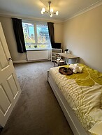 2 Bed Flat - 9-12 Mins to Central London Sleeps 4