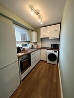 2 Bed Flat - 9-12 Mins to Central London Sleeps 4