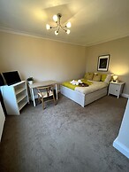 2 Bed Flat - 9-12 Mins to Central London Sleeps 4