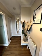 2 Bed Flat - 9-12 Mins to Central London Sleeps 4