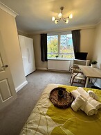2 Bed Flat - 9-12 Mins to Central London Sleeps 4
