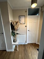 2 Bed Flat - 9-12 Mins to Central London Sleeps 4