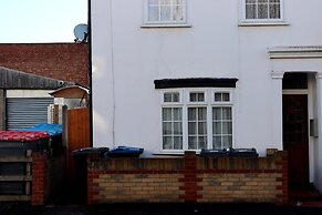 Cosy Entire 3-bed House With Garden and Fast Wifi