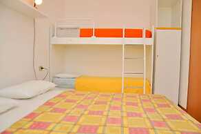 Well-equipped 1 Bedroom Flat for up to 6 Guests