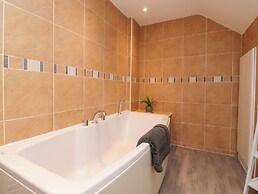 6D Clifton Drive