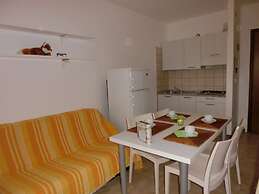 Welcoming Seaside Flat Ideal for 6 Guests