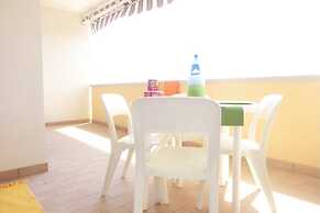 Welcoming Seaside Flat Ideal for 6 Guests