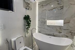 Sleeps 4 With Pool Access