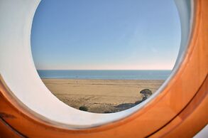 Experience the Beach Breeze in our Bright Flat