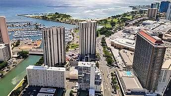 Ala Moana Condo by Zelloo