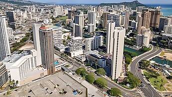 Ala Moana Condo by Zelloo