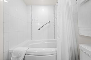 Ala Moana Condo by Zelloo