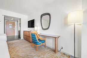 Ala Moana Condo by Zelloo