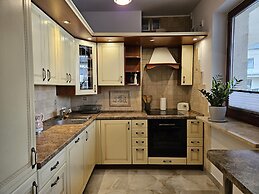Ludwinowska Cozy Apartment by Renters