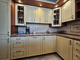 Ludwinowska Cozy Apartment by Renters