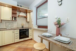 Ludwinowska Cozy Apartment by Renters