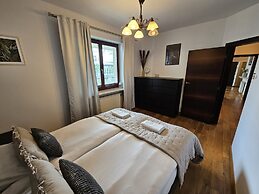 Ludwinowska Cozy Apartment by Renters