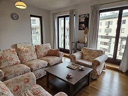 Ludwinowska Cozy Apartment by Renters