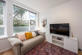 Lovely Studio With Free Parking in East Melbourne!