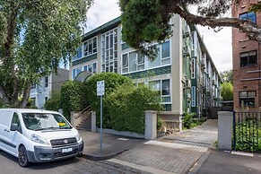 Lovely Studio With Free Parking in East Melbourne!