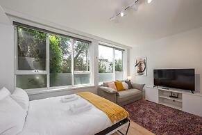 Lovely Studio With Free Parking in East Melbourne!