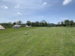 Inviting 2-bedroom Cabin in Ashton Under Hill