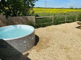 Inviting 2-bedroom Cabin in Ashton Under Hill