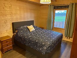 Inviting 2-bedroom Cabin in Ashton Under Hill