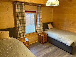 Inviting 2-bedroom Cabin in Ashton Under Hill