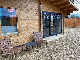 Inviting 2-bedroom Cabin in Ashton Under Hill