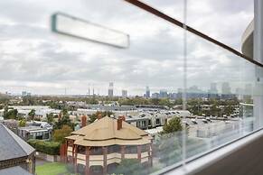 Stunning View 2-bed in Port Melbourne w/ Parking