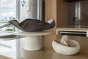 Stunning View 2-bed in Port Melbourne w/ Parking