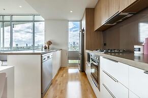 Stunning View 2-bed in Port Melbourne w/ Parking