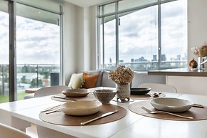 Stunning View 2-bed in Port Melbourne w/ Parking