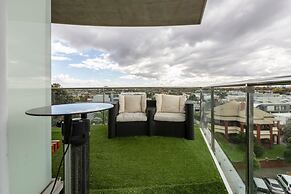 Stunning View 2-bed in Port Melbourne w/ Parking
