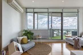 Stunning View 2-bed in Port Melbourne w/ Parking