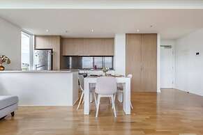 Stunning View 2-bed in Port Melbourne w/ Parking