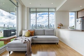 Stunning View 2-bed in Port Melbourne w/ Parking