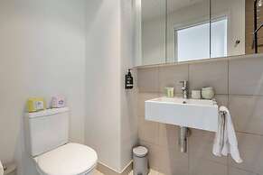 Stunning View 2-bed in Port Melbourne w/ Parking