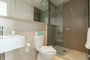 Stunning View 2-bed in Port Melbourne w/ Parking