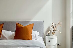 Stunning View 2-bed in Port Melbourne w/ Parking